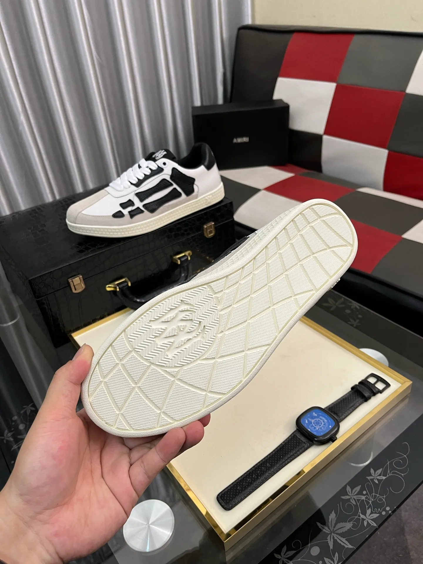 Men's shoes 💰420⌚️⌚️《AMIR*》New men's low-top casual sports sneakers bone shoes, another pair of irresistible bone shoes. Bone shoes are one of AMIRI's most popular items. They use first-layer cowhide uppers. The side bones are made of two cowhide laminations. They have a three-dimensional feel. The leather incisions are all oil-edged. Contrasting color design. Simple style. Fashionable sports. Customized metal LOGO nameplate to embellish shoelaces. Exclusive control of top version. Supports comparison. Breathable mesh lining Original rubber outsole A must-have item for daily leisure Suitable for various occasions Check it out if you pursue high quality Super cool uppers Size: 38-443️⃣ Colors available